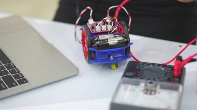 在科学课中使用电子仪表和笔记本电脑制作自动自动驾驶机器人汽车的原型