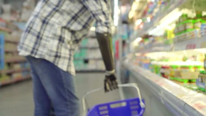 超市里有带购物篮的仿生假肢的年轻人