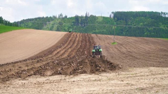 拖拉机耕地，深耕耕作在春季自然农业耕作中耕作土壤