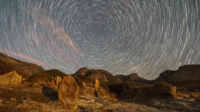 移动的星星在希腊伯罗奔尼撒的石林地质公园Agios Nikolaos的中心与北极星形成一圈星状小径