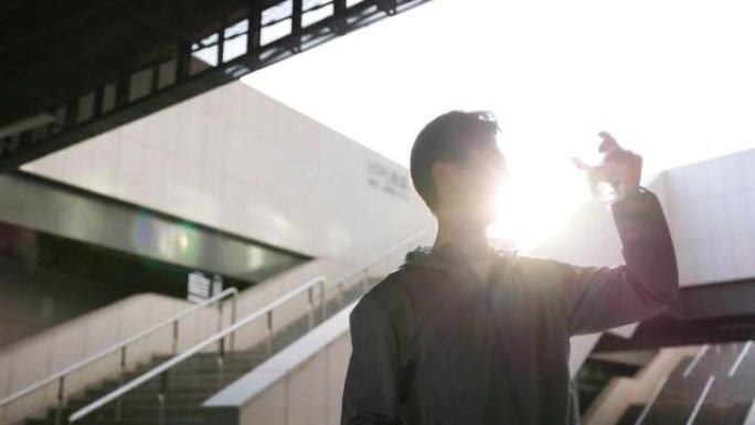 青年男子运动后饮水休息