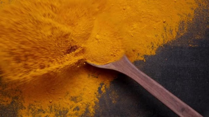 印度香料木勺姜黄粉落在黑色背景喀拉拉邦印度