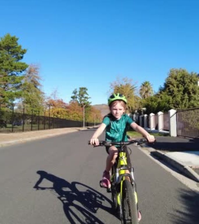 年轻女孩骑在山地自行车上的垂直视频