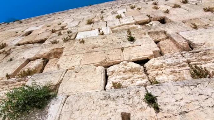 以色列，耶路撒冷老城的神圣西墙Kotel被称为哭墙和Al Buraq墙。伊斯兰教和犹太宗教的冬青之地