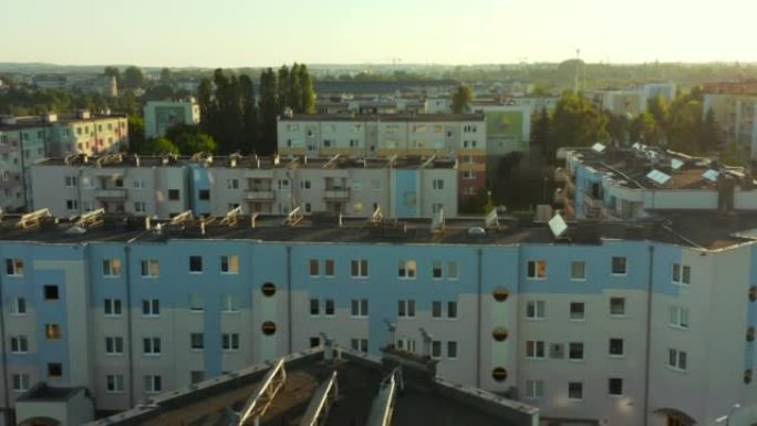 现代欧洲城市公寓楼平屋顶上的太阳能电池板。安装在住宅建筑物屋顶上的太阳能电池板的鸟瞰图。可再生生态绿
