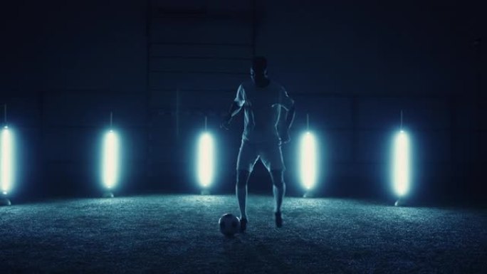 黑人职业足球员夜间在球场单独训练慢动作自由式运球