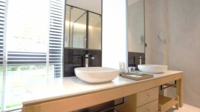宽敞、明亮、干净的酒店浴室整体环境