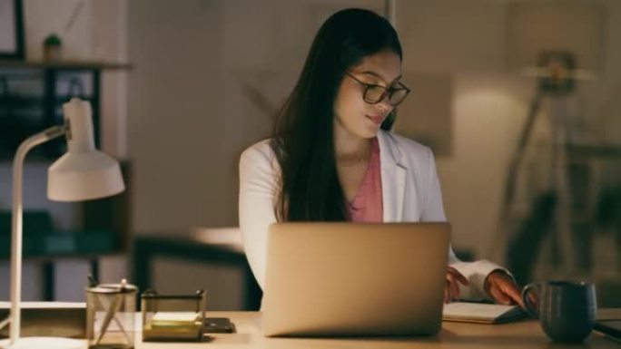 微笑的企业家坐在办公桌前加班，在准备商务会议时做笔记。女商人在笔记本电脑上打字，深夜在办公室写日记。