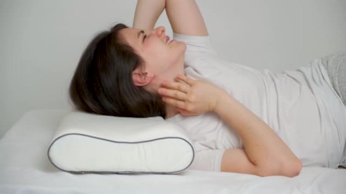 一个女人醒来时脖子酸痛，扔掉枕头，躺在肚子上睡觉