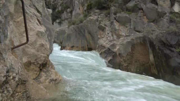 Boulla河在其25米瀑布中的洪流