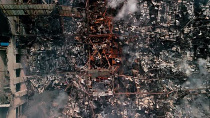 火灾后建筑物的空中俯视图被摧毁