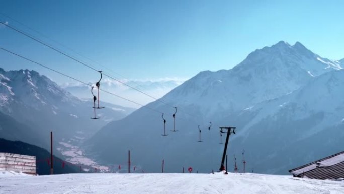 滑雪缆车在奥地利阿尔卑斯山的雪域景观上移动。