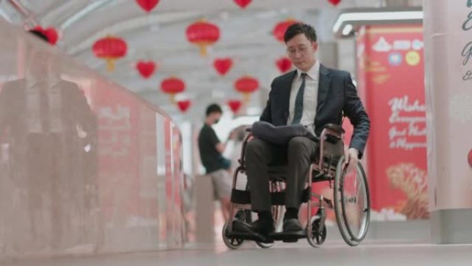 简单的工作日在城市残疾人与轮椅。