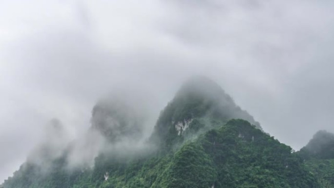 越南北部雾蒙蒙的云雾移动的延时。