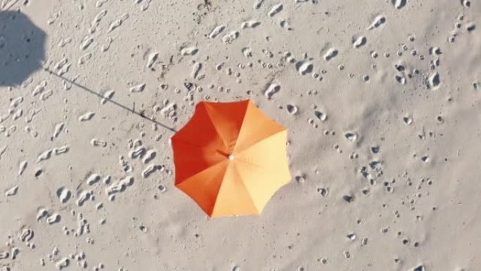 沙滩上的橙色沙滩伞