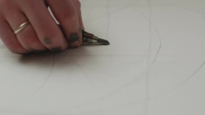 艺术家用铅笔在画布上手绘线条，创作绘画草稿，素描。特写，proores编解码器