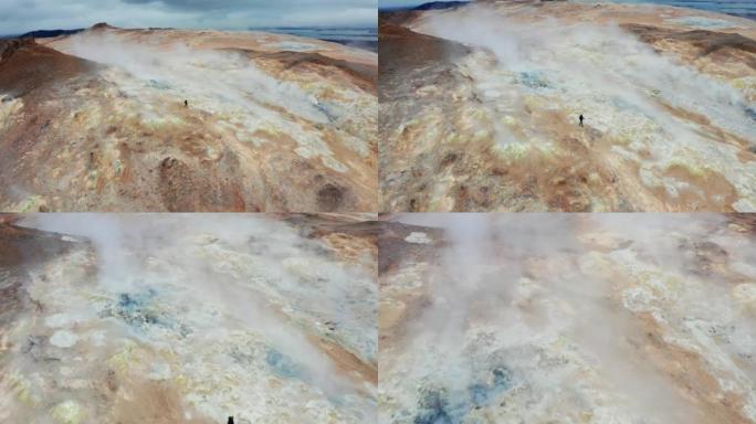 迈瓦特湖附近的Hverir地热区，一名男子在红山上行走