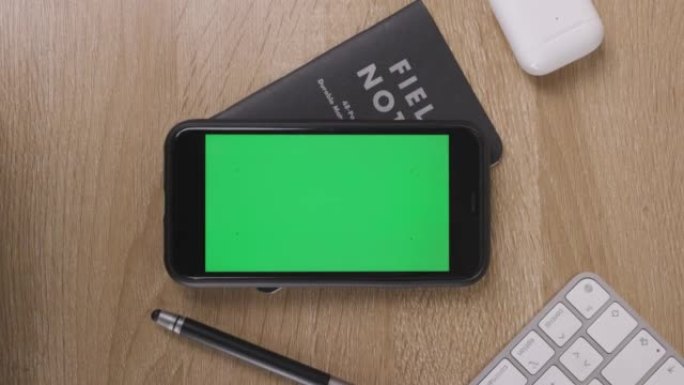 智能手机样机桌上的绿色屏幕