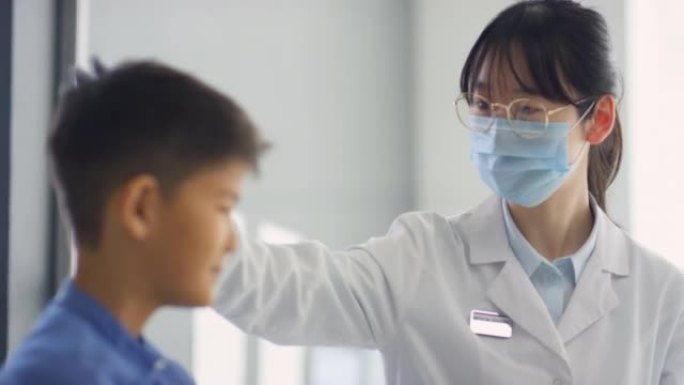 亚洲女医生支持生病的孩子