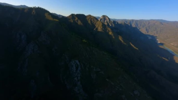 鸟瞰图日落日出山山顶石头岩石纹理覆盖绿色植物树草