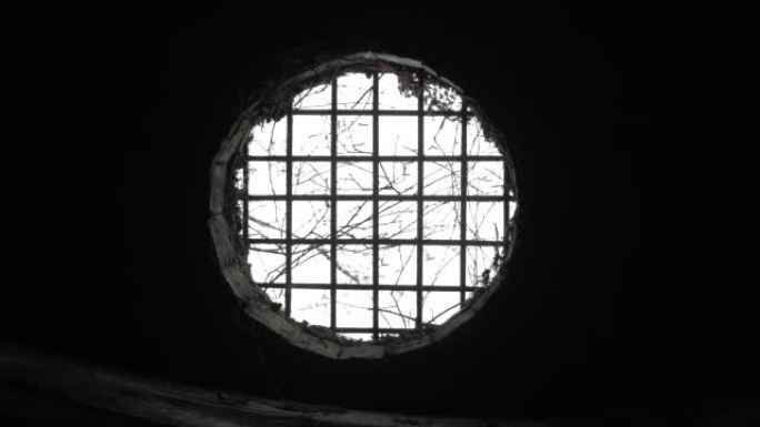 通过地下下水道炉排的自下而上的视图。到地牢的人孔。