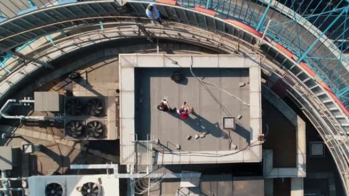 男子发射无人机站在圆形摩天大楼的屋顶上