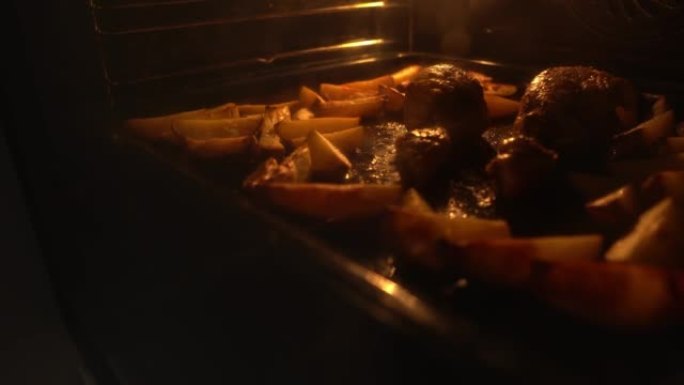 晚上在烤箱里炸的鸡肉土豆作为晚餐