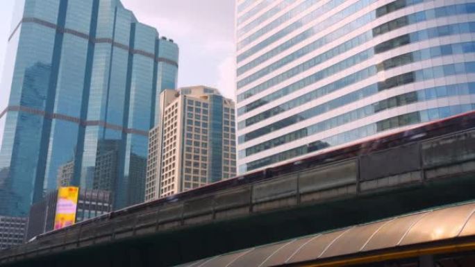 城市中的电动火车，泰国曼谷市的SRT Skytrain。