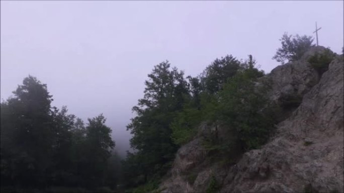 时间流逝: 2022年6月5日意大利南部坎帕尼亚的雾山景观。