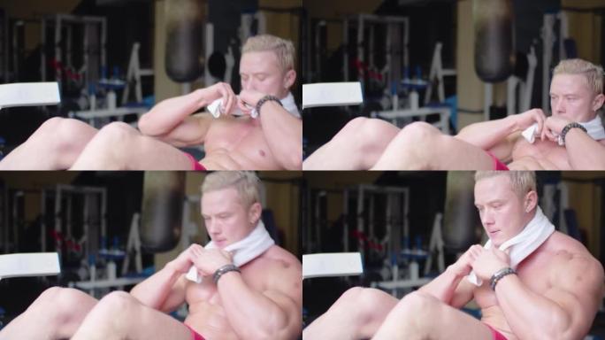 腹部锻炼期间健身房男子的特写镜头
