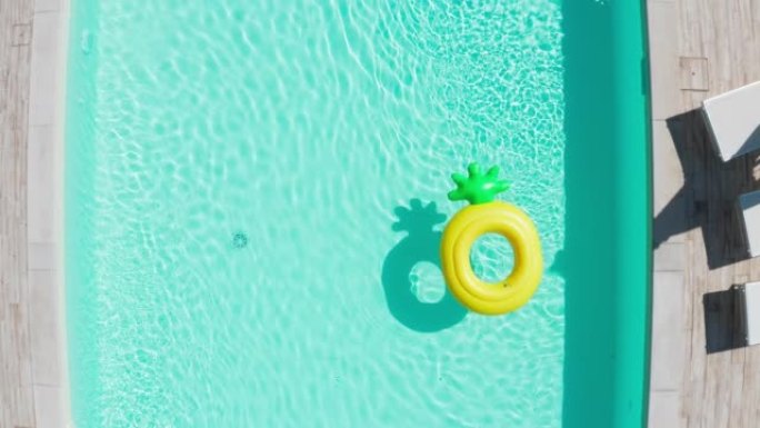 4k充气黄色戒指漂浮在夏季度假胜地的游泳池中