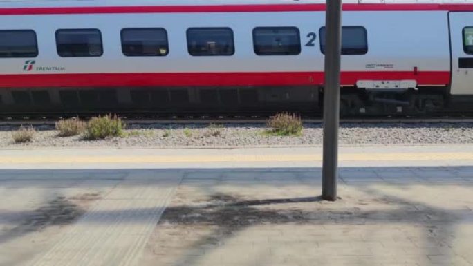 火车在铁轨上行驶。火车经过卡拉布里亚 (Calabria) 的Via站。新火车在铁路道口乘坐夏天。美
