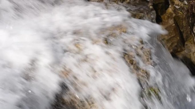 棕色巨石上瀑布的流动水流