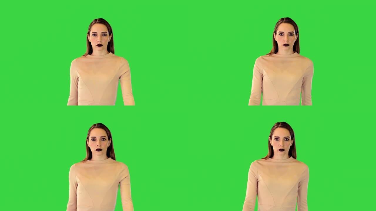 穿着米色连衣裙的机器人女孩走在绿色屏幕上，色度键