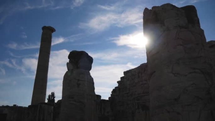 古希腊神庙遗址上建筑物和柱子的剪影