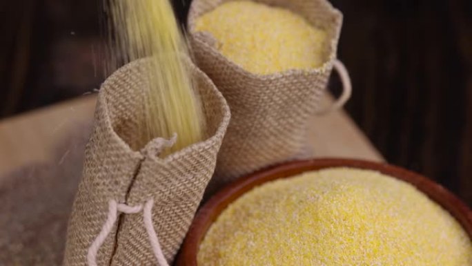 将玉米粒中的优质玉米粉倒入袋子中