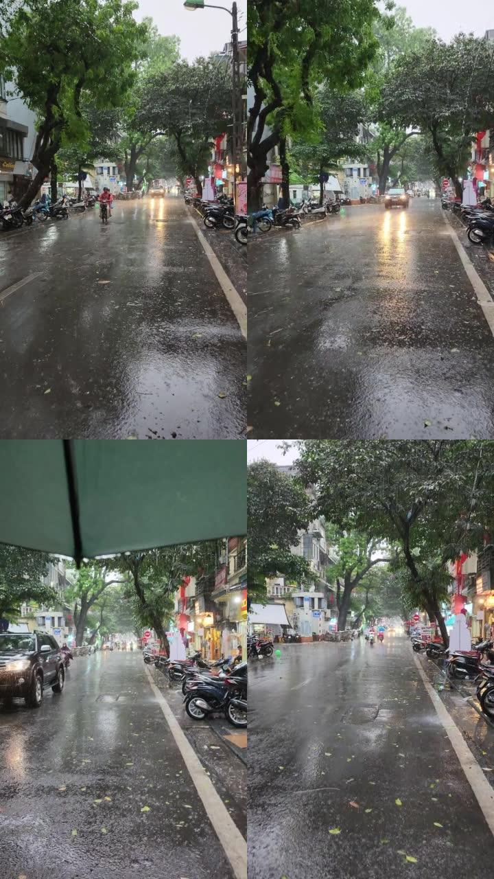 越南河内Hoan Kiem拥挤的交通混乱，许多人在暴雨中