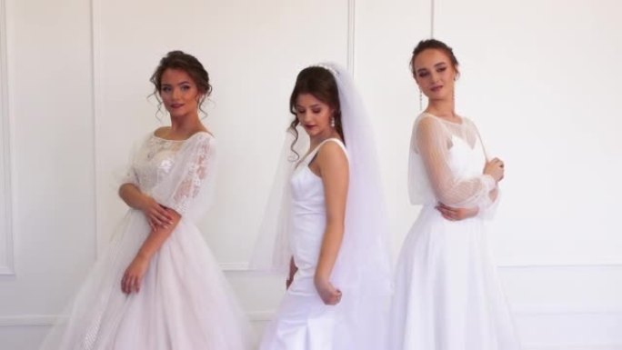 三个穿着婚纱的女孩摆着风骚。