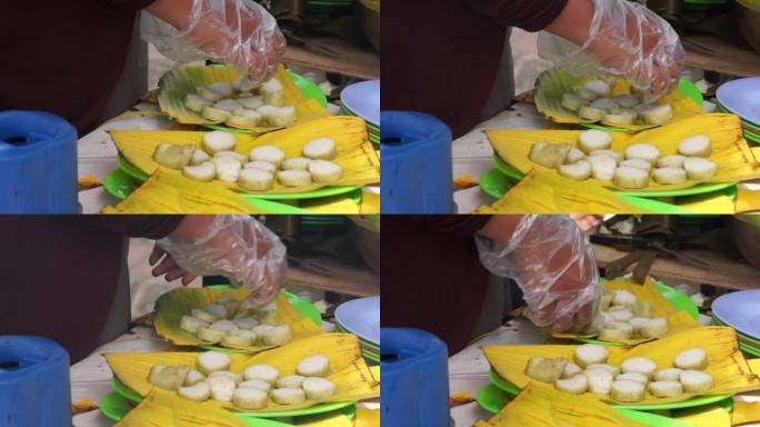 人们准备年糕 (印尼语称之为lontong)。隆通通常覆盖着香蕉叶