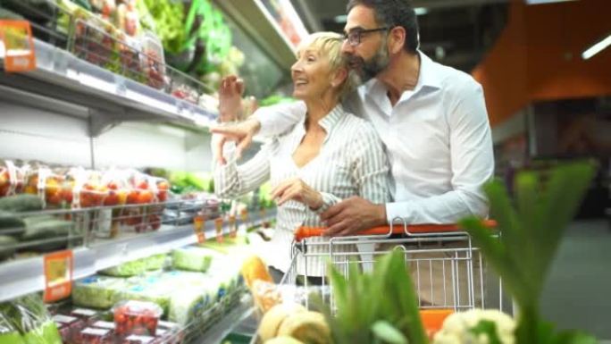 成熟的夫妇在超市购物。