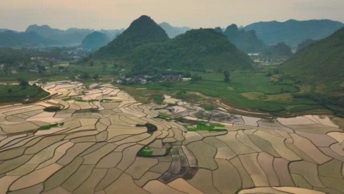 越南曹邦Trung Khanh区Phong Nam的稻田和千山奇形山的空中无人机视图