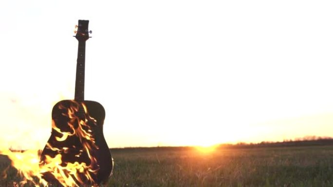 在野外燃烧吉他