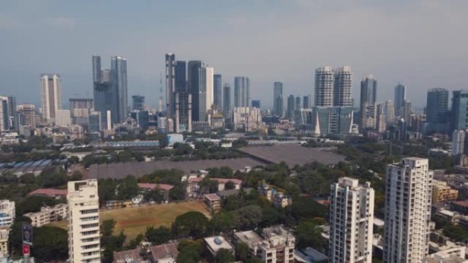 新印度的现代城市高层摩天大楼。孟买金融区的空中无人机视图。
