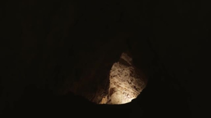 洞穴中的光影