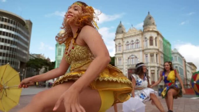 巴西伯南布哥州累西腓街头狂欢节上的Frevo舞者。