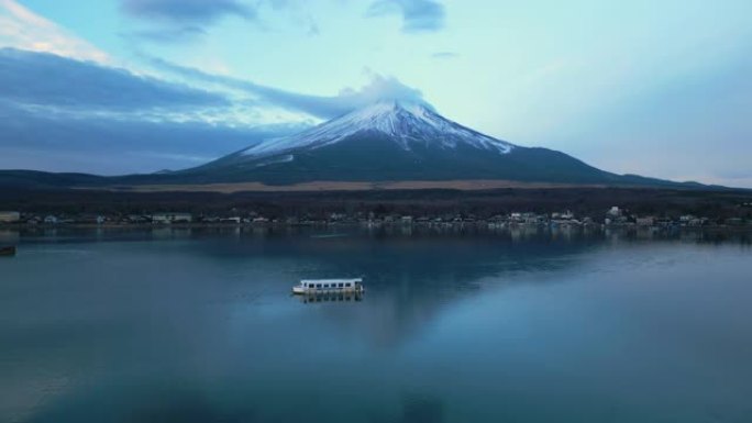 山中湖和富士乘船游览的鸟瞰图