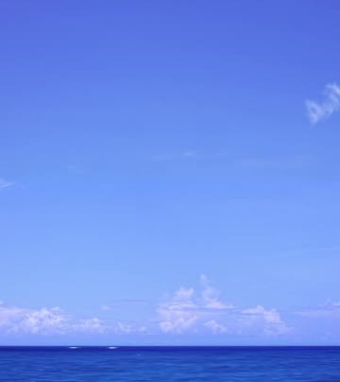 冲绳美丽的海浪和流动的白云