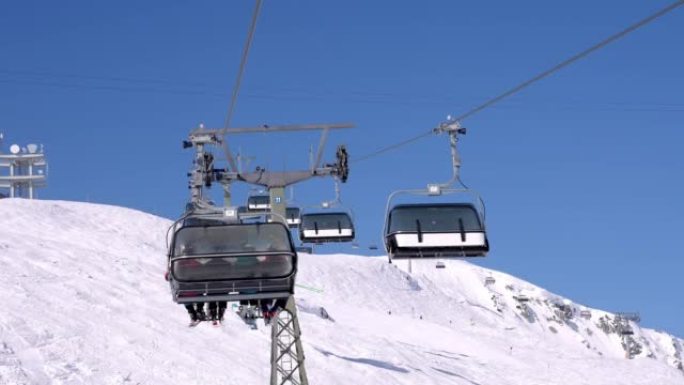 滑雪缆车在奥地利阿尔卑斯山的雪域景观上移动。