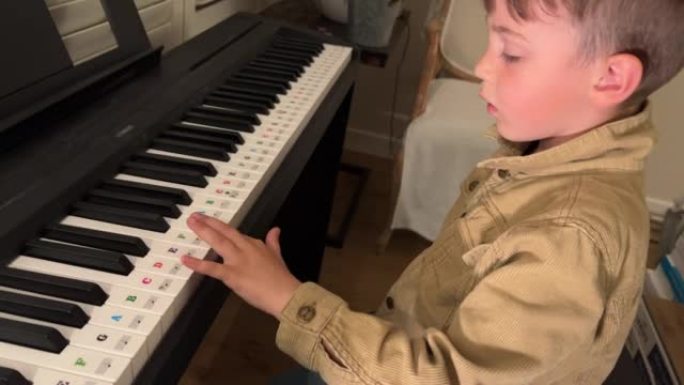 小男孩学习如何弹钢琴