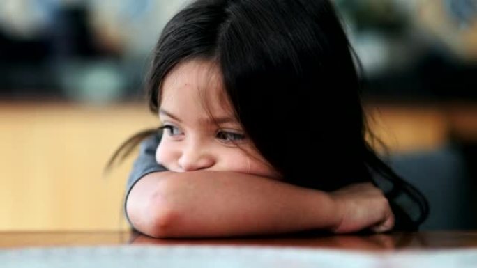 患有抑郁症的悲伤的孩子沉思的小女孩